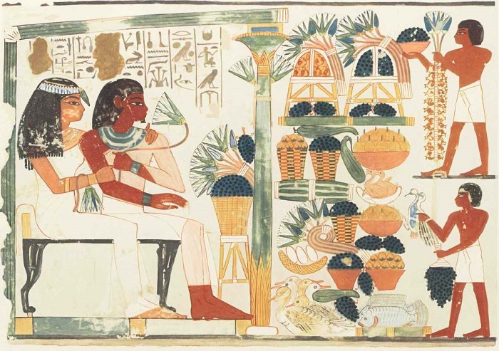 Сцена в гробнице (ок. 1400 г. до н.э.), где хозяин и его жена сидят в беседке (слева); перед ними стоят столики, уставленные едой и цветами, а двое слуг (справа) несут фрукты, птицу и цветы.